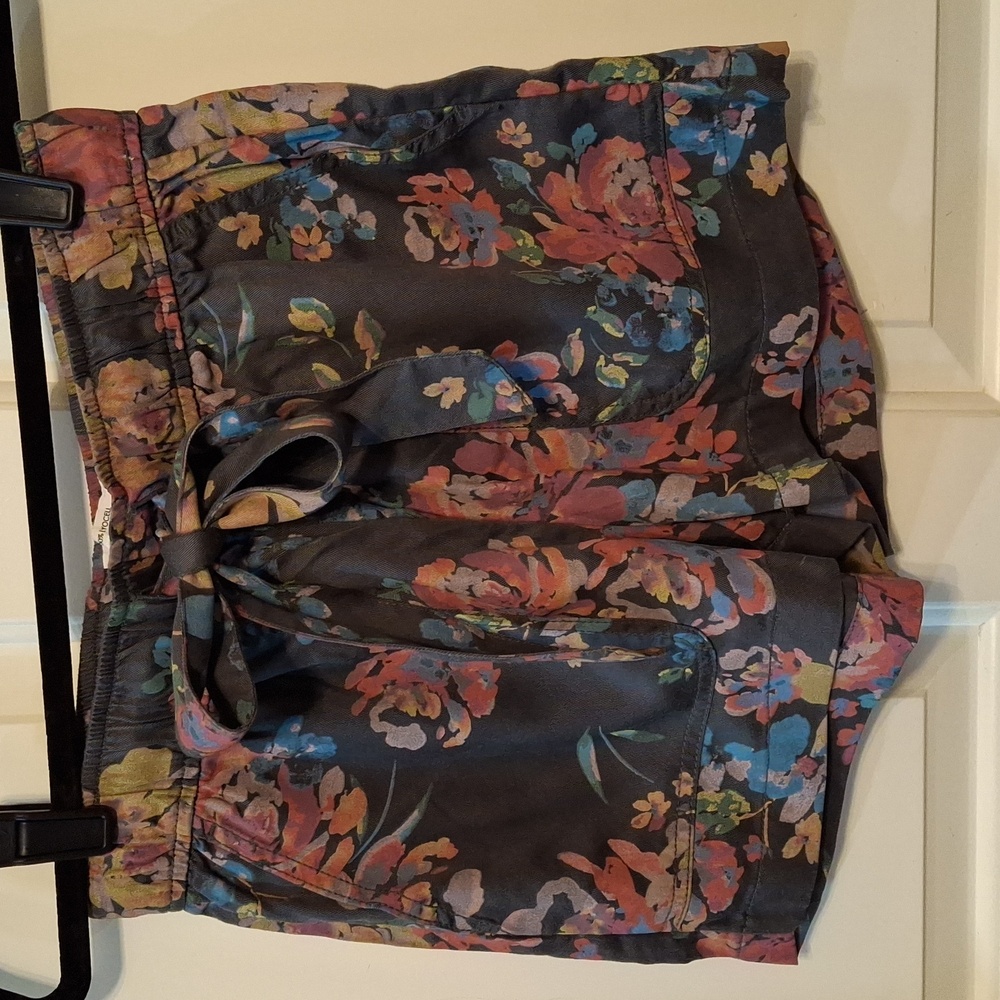 Nicole Miller Floral Bow Tie Shorts